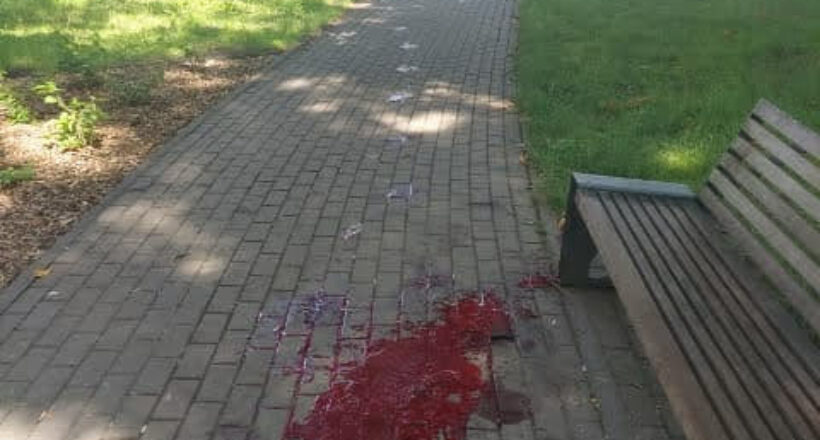 Plama krwi pod ławka w Rybniku przy ul. M.C. Skłodowskiej
